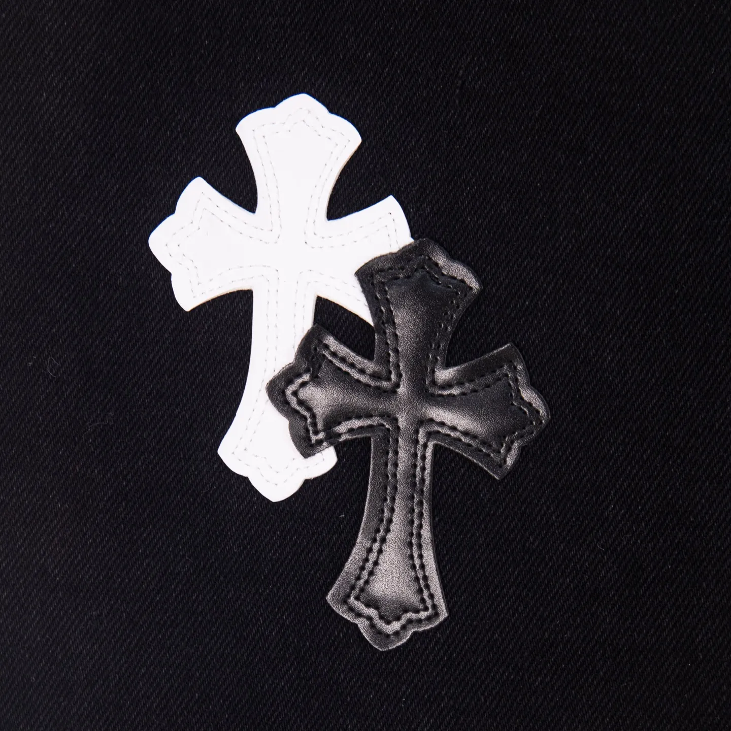 P260 Chrome Hearts Black Pants Sanskrit Black and White Patch Leather Jeans CH jeans need to be washed and then disassembled and hand-stitched with sheepskin cross leather and then spliced ​​together to complete. The whole piece has too many craftsmanship to explain, patchwork cross pattern embellishment, high-waisted washed jeans! ! Absolutely high-end luxury products, god-level single products and super popular products, made with top heavy industry, a must-see magic weapon. Customized hardware. The fabric is thick and soft after washing. It has good breathability. Customized small leather label. Unique design. The details are simple and elegant, and the workmanship is exquisite. The entire trousers are neatly routed and the details are in place! It’s so cool that both men and women can easily control the genderless trend! Style number: 1875# Color: black Size: 28 30 32 34